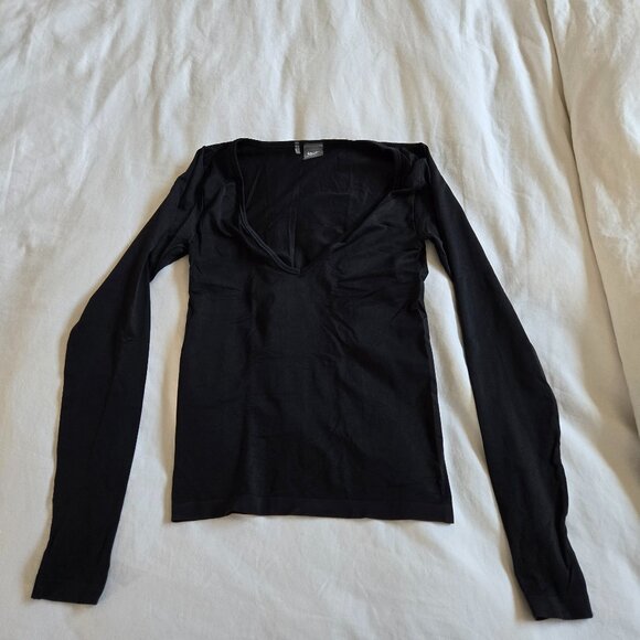 Aritzia Sunday Best SinchSeamless black v-neck top - Picture 1 of 4
